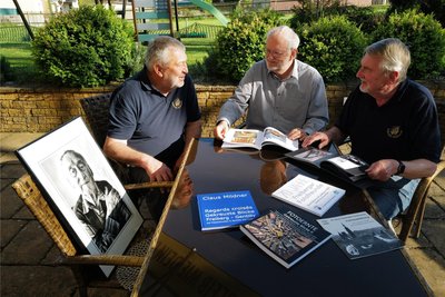 Harald Börner, Johannes Hartenstein und Claus Mildner, Gestalter der Buchbroschüren (von links). Das Schwarz-Weiß-Bild zeigt die Fotografenlegende Gunther Galinsky.