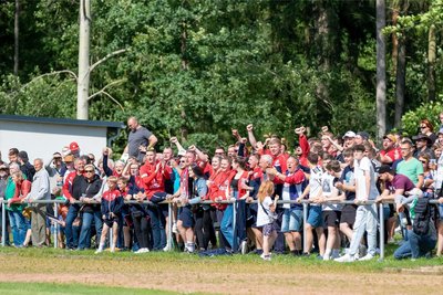 Die Leubnitzer Fabns durften auch in Syrau jubeln. Durch das 1:0 des SCS ist der LSV aufgestiegen.