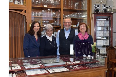Drei Generationen bei Juwelier Curth in Markneukirchen: von links Lisa Roth-Renz, Maria Weller sowie Matthias und Elke Roth.