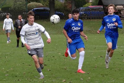 Gästespieler Jannik Müller (links) zieht hier den Reichenbachern Subhi Alaboud (Mitte) und Theodor Karg davon.