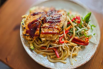 Im asiatischen Restaurant „Yum Yum Quan“ in Oelsnitz stehen auch Nudelgerichte mit gegrilltem Fleisch auf der Speisekarte.