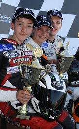 Total happy auf dem Siegerpodest: Toni Erhard, Dirk Geiger und Jirka Mrkyvka (von links) aus Tschechien, die Besten des ADAC-Junior-Cups.
