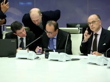 Präsident Francois Hollande (M.), Premierminister Manuel Valls (l.) und Innenminister Bernard Cazeneuve (r.) bei einem Krisentreffen.
