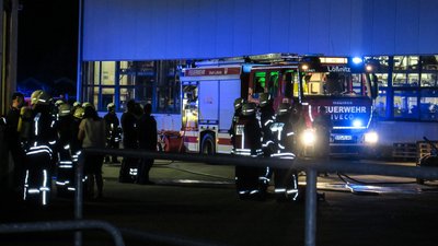Feuerwehreinsatz am Freitagabend auf dem Gelände einer Firma in Lößnitz.