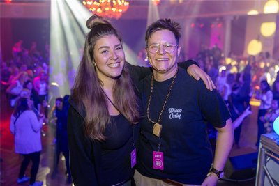 Nancy Latendresse-Levesque (l.) hatte „Mama geht tanzen“ in Freiberg organisiert. Yve Sieche (DJ Yve´ree) legte die Musik auf.