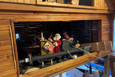 Die Weihnachtsmannwerkstatt, in der die Wichtel sägten, malten und hobelten. Ein Schatz, vor dem Kinderaugen leuchteten.