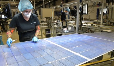 Kristin Stiehl, hier bei einer Qualitätskontrolle, gehört zu den rund 250 Mitarbeiterinnen und Mitarbeitern, die bei Meyer Burger an der Carl-Schiffner-Straße in Freiberg beschäftigt sind. Die Beschäftigtenzahl soll in den nächsten Jahren noch kräftig steigen. 