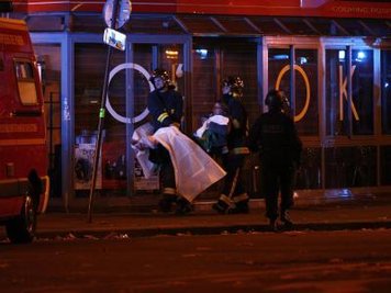 Vor dem Pariser Konzertsaal «Bataclan» werden Verletzte versorgt.