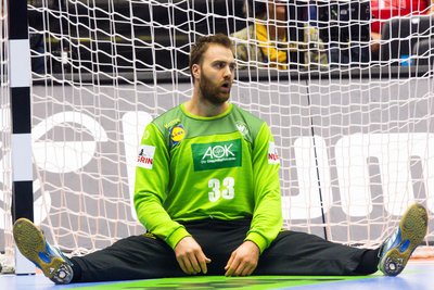 Deutschlands Torwart Andreas Wolff sitzt nach einem Gegentor enttäuscht auf dem Boden.