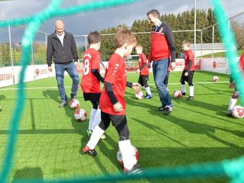 Zusammen mit Ehrengast Jan Seifert (l.) und FSV-Vorsitzenden Kai Nagel (r.) weihten die Motor-Nachwuchskicker die neue Anlage ein. 