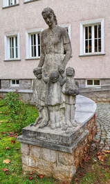 Die Betonplastik "In treuer Obhut" von Charlotte Clauß in Glauchau (1953/54).