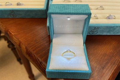 Immer beliebter: Ringe – zur Verlobung, Trauung, Freundschaft oder als Erinnerung. Wer der und dem Liebsten einen Antrag macht, kann das mit einem Ring tun, der beim Öffnen des Etuis beleuchtet wird.