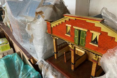 Puppenstuben, teils schon verpackt, gehören zu den historischen Spielzeugschätzen. Sie ziehen vorübergehend um in das neue Depot.