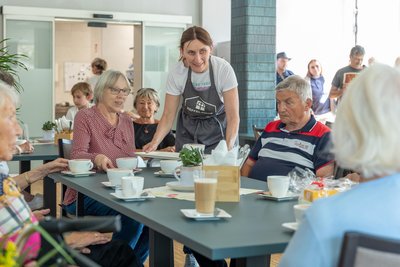 Sie ist die gute Seele in Keffels Cafeteria: Mandy Thalheim (Mitte).