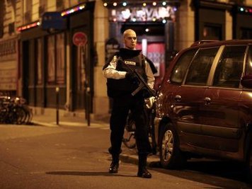 Bei Angriffen in Paris sind nach ersten Angaben mindestens 18 Menschen getötet worden.