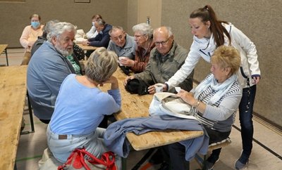 Luisa Ludwig von der Gemeindeverwaltung Gersdorf versorgt die Evakuierten in der Schulturnhalle mit Kaffee und einem kleinen Imbiss.