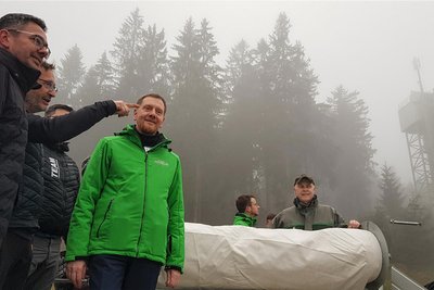 VSC-Geschäftsführer Alexander Ziron (Mitte) hat Michael Kretschmer (CDU) am Dienstagmorgen in Mühlleithen mit der Idee vertraut gemacht. Links: Landtagsabgeordneter Sören Voigt (CDU).