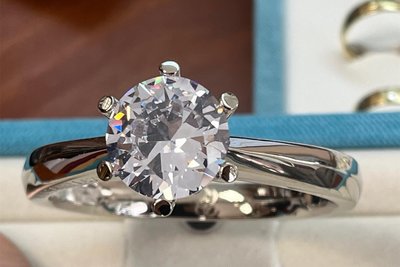 Es darf funkeln, auch beim Ring – und den Diamanten trägt Juwelier Curth im Firmensignet.