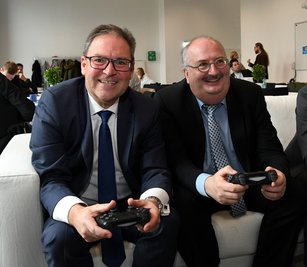 Der Präsident des Sächsischen Fußball-Verbands, Hermann Winkler (li.), hat gestern mit dem Rektor der Hochschule Mittweida, Professor Ludwig Hilmer (r.), eine Kooperation vereinbart.