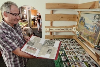 In der Werdaer Heimatstube hat Chronist Daniel Gerbeth mit Hilfe anderer Einwohner eine neue Ausstellung vorbereitet. Im Bild schaut er in die von ihm gestaltete Chronik zum 575-jährigen Bestehen von Werda.