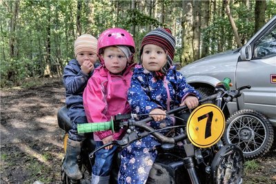 Zur 50-köpfigen Abordnung aus dem Erzgebirge gehören auch fünf Kleinkinder - hier die drei Jüngsten.