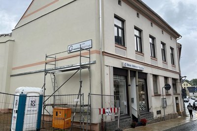 Der Abriss der maroden benachbarten früheren Eisdiele war für das Markneukirchner Juweliergeschäft Curth von Vorteil.