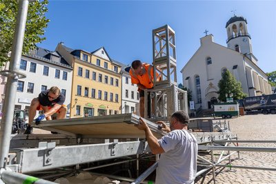 Am Dienstag erfolgte der Aufbau der Bühne durch die Firma LSG Action-Lighting von André Luderer und den Stadtbauhof Auerbach auf dem Altmarkt.