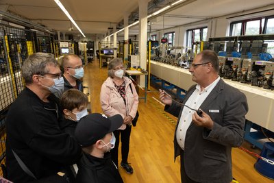 "Spätschicht" bei Unger Kabel-Konfektionstechnik GmbH: Abteilungsleiter Michael Meyer führte durch die Produktion von Kabel und Stecker für Lambdasonden. 