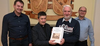 Das Ortsfamilienbuch für Hormersdorf wurde vorgestellt (v. l.): Ortsvorsteher Marco Hilbert, Pfarrer Frank Dregennus, Altbürgermeister Uwe Schneider und Bürgermeister Wolfgang Triebert. 