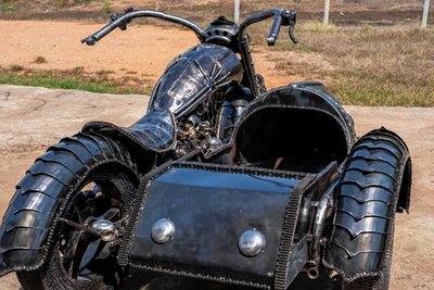Eines der beiden Motorräder, die der thailändische Künstlers Chatree in seiner Werkstatt aus Schrott zusammengeschweißt hat und die inzwischen in Zschopau eingetroffen sind. Die Chopper-Motorräder im "Ghost Rider"-Stil sollen Besucher anlocken und zu Selfie-Aufnahmen einladen
