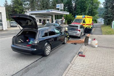 Der Unfall ereignete sich in Höhe einer Tankstelle.