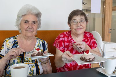 Helga Pelz (links) und Christine Pelz ließen sich am Freitag die Spezialität des Hauses schmecken: selbst gemachte kleine Törtchen.