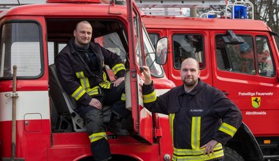 Ende vergangenen Jahres hat Ronny Müller (links) das Amt des Wehrleiters in Altmittweida übernommen. 2021 lief ruhig. Unter Kindern und Jugendliche ist indes das Interesse an einer Mitgliedschaft bei der Feuerwehr gestiegen. Um die Kinder- und Jugendfeuerwehr kümmert sich Jugendwart René Polster (rechts). Im Sommer soll der 50. Geburtstag des alte Fahrzeugs gefeiert werden. 