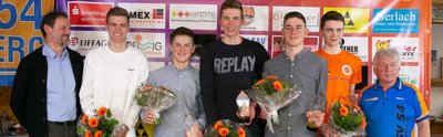 Nach den Erfolgen vereint, von links: Drebachs Bürgermeister Jens Haustein, die Radsport-Medaillengewinner Moritz Kretschy, Colin Rudolph, Toni Albrecht, Oliver Spitzer, Pepe Albrecht sowie der Vorsitzende und Trainer des RSV Venusberg, Klaus Fischer. In Aurichs Hof in Venusberg gab es genügend Anlass, um Geschenke zu verteilen. 