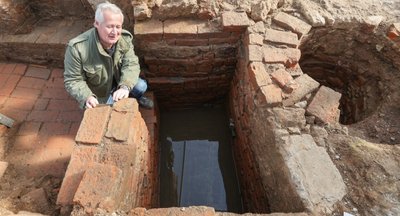 Anfang des Jahres hatte Peter Hiptmair die Mikwe bei der archäologischen Ausgrabung für die Neue Johannisvorstadt entdeckt. Der Fund ist eine Sensation und äußerst selten. Wie das Tauchbad künftig geschützt und möglicherweise der Öffentlichkeit präsentiert werden soll, entscheiden Experten. 