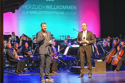 Intendant Sergio Raonic Lukovic (l.) und GMD Attilio Tomasello zur  Spielzeiteröffnung im Theater Freiberg. Foto: Falk Bernhardt