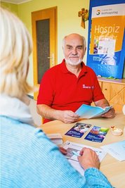 Der Hospizhelfer Michael Zingel im Gespräch mit Silke Hudek, die den Hospizdienst im Altkreis Stollberg koordiniert. 