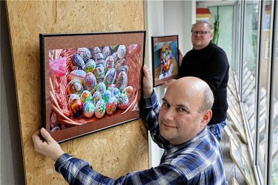 Frank Elste (vorn) und René Ilansky bauen die Ausstellung des Fotoclubs "Objektiv" auf.