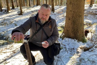 Norman Schiwora, hier ein Bild vom Februar 2025, betreut die Monitoring-Stationen im Zellwald ehrenamtlich.