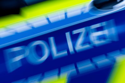 Zwei Polizisten sind in Köln auf einer Kirmes durch Schläge verletzt worden. (Symbolbild)