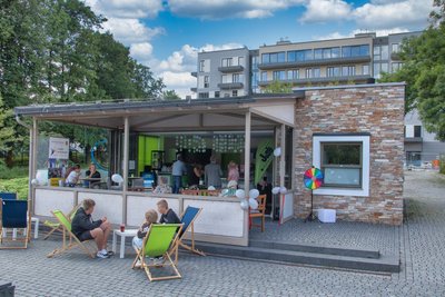 Das Café im Hofaupark und das Keffel-Haus der Diakonie Auerbach im Hintergrund. Beide Orte trennen nicht einmal 100 Meter.