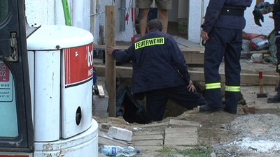 Der Bauarbeiter wurde offenbar bei Schachtarbeiten an einem Wohnhaus zwischen der Hauswand und einer Spundwand eingeklemmt.