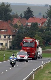 Der Abschleppdienst bringt den verunglückten Lkw unter Polizeieskorte zum Gelände der Niederwürschnitzer Niederlassung des Sprengmittelherstellers SSE Deutschland.