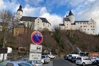 Ein Teil des Großparkplatzes am Fuß von Schloss und Kirche in Schwarzenberg kann am Freitag nicht genutzt werden.