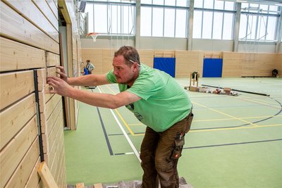 Die letzten Arbeiten sind inzwischen abgeschlossen: Im November war Martin Hitzig von der Firma Braun mit Arbeiten an der Prallwand beschäftigt.