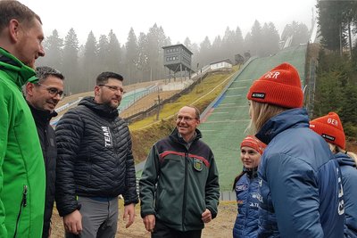 Ministerpräsident Michael Kretschmer (links) und Umweltminister Wolfram Günther (Grüne/Mitte) informierten sich am Dienstag in Mühlleithen über eine mögliche WM-Bewerbung Klingenthals.
