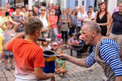 Jens Bühring vom Chaos-Kinder-Zirkus bezauberte die Kinder beim Stadtfest vor zwei Jahren. Auch diesmal ist für die Kleinen ein buntes Programm zusammengestellt worden.