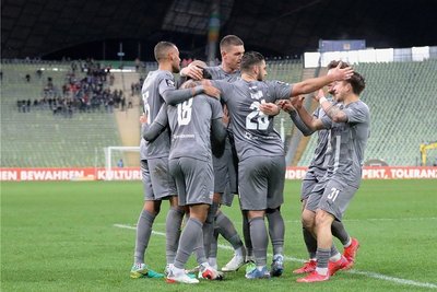 Zwickauer Torjubel im fast leeren Rund des Münchner Olympiastadions. Am Ende wurde die Freude mit dem Ausgleichstor der Gastgeber getrübt.