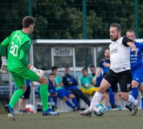 Gleich drei Treffer erzielte der Freiberger Maik Erler (r.) beim 4:0-Sieg gegen Barkas Frankenberg (mit Ole Bogatzki, l.) am 7. Spieltag. Mit elf Treffern ist Erler der bislang torhungrigste Spieler der Liga.