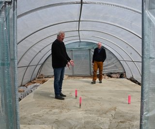 Einige Schichten Erdmörtel schützen die Mikwe, das rituelle jüdische Tauchbad. Grabungsleiter Peter Hiptmair und Christoph Heiermann, Sprecher des Archäologie-Landesamtes, stehen auf der schützenden Hülle.